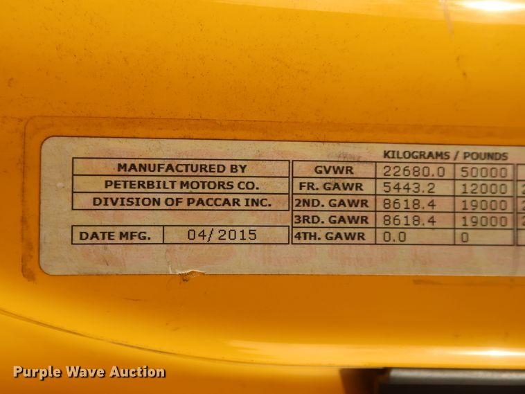 image for item HJ9361 2016 Peterbilt 579  semi truck