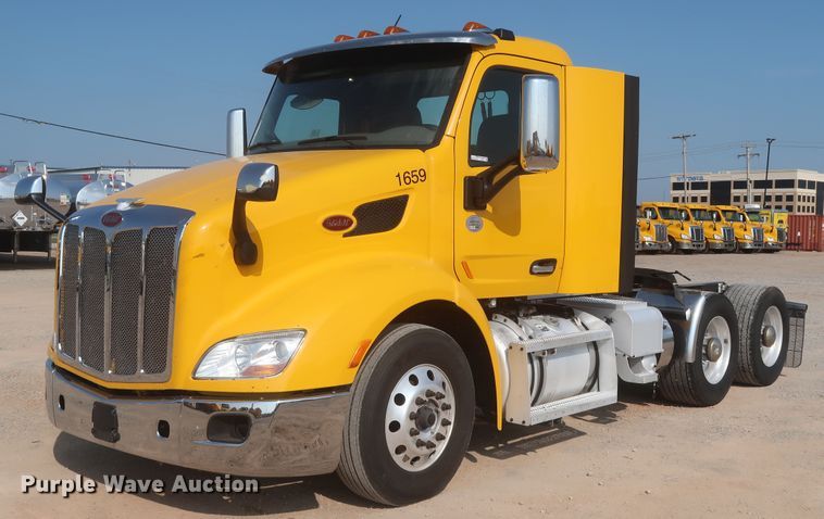 image for item HJ9362 2016 Peterbilt 579  semi truck