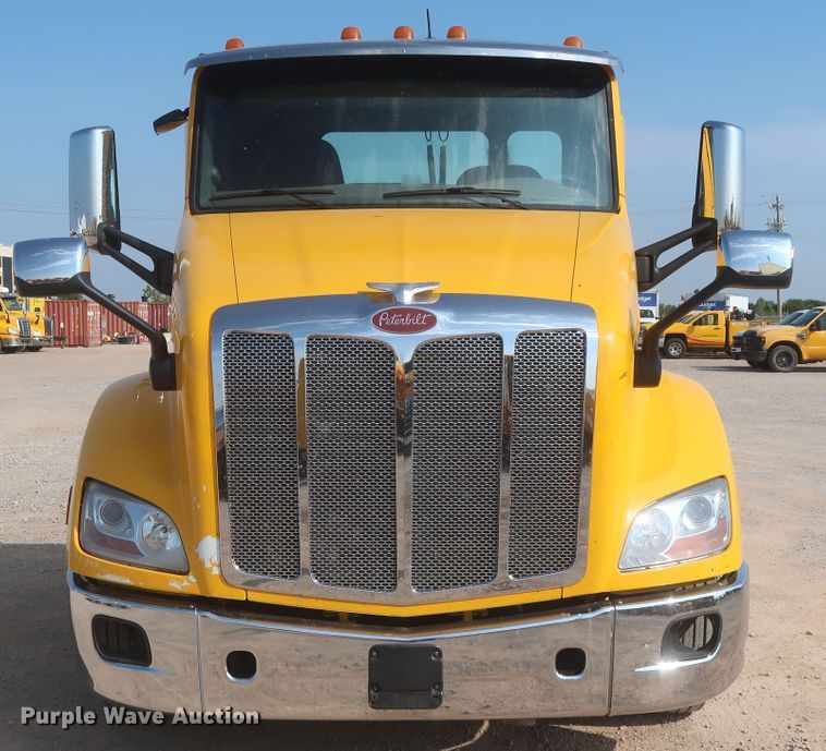 image for item HJ9362 2016 Peterbilt 579  semi truck