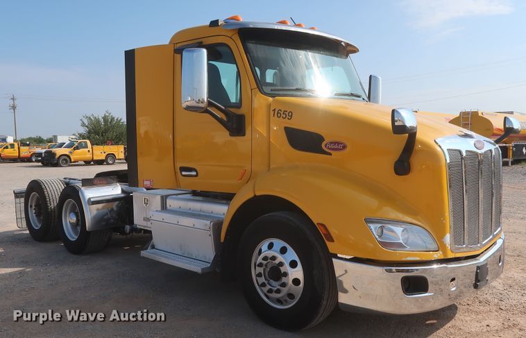 image for item HJ9362 2016 Peterbilt 579  semi truck