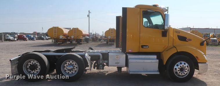 image for item HJ9362 2016 Peterbilt 579  semi truck