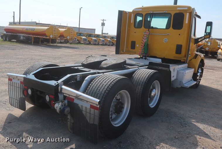 image for item HJ9362 2016 Peterbilt 579  semi truck