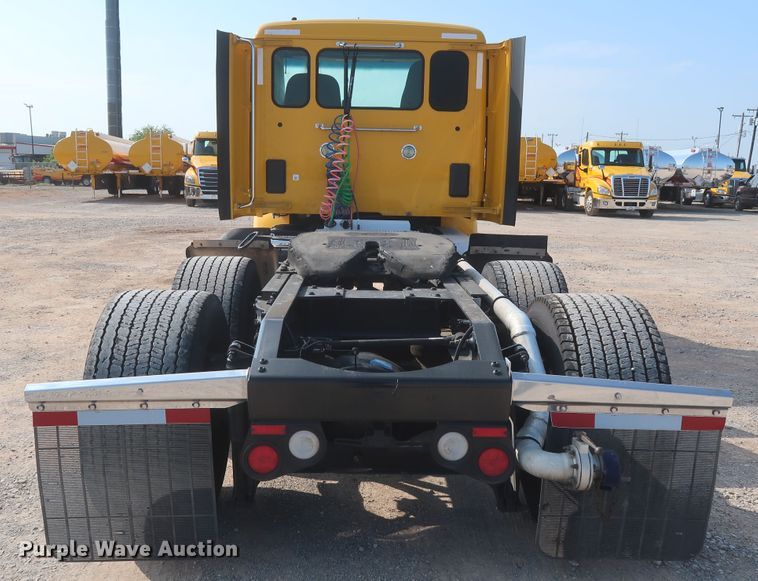 image for item HJ9362 2016 Peterbilt 579  semi truck