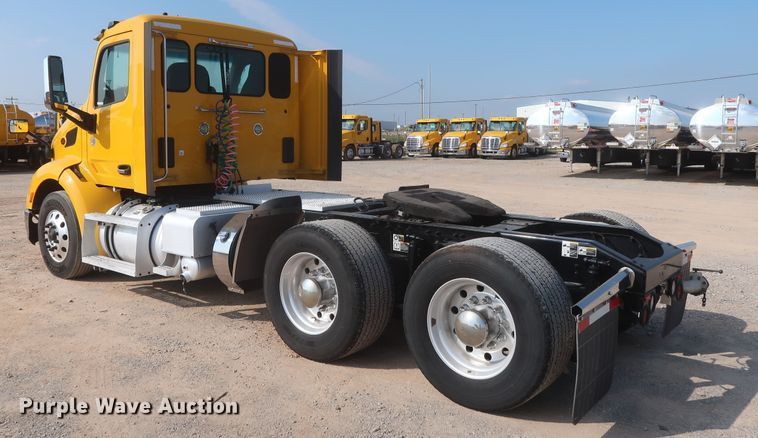 image for item HJ9362 2016 Peterbilt 579  semi truck