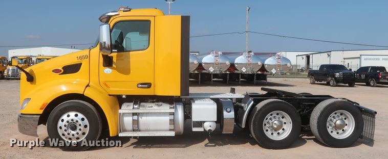 image for item HJ9362 2016 Peterbilt 579  semi truck