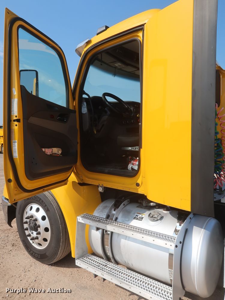 image for item HJ9362 2016 Peterbilt 579  semi truck