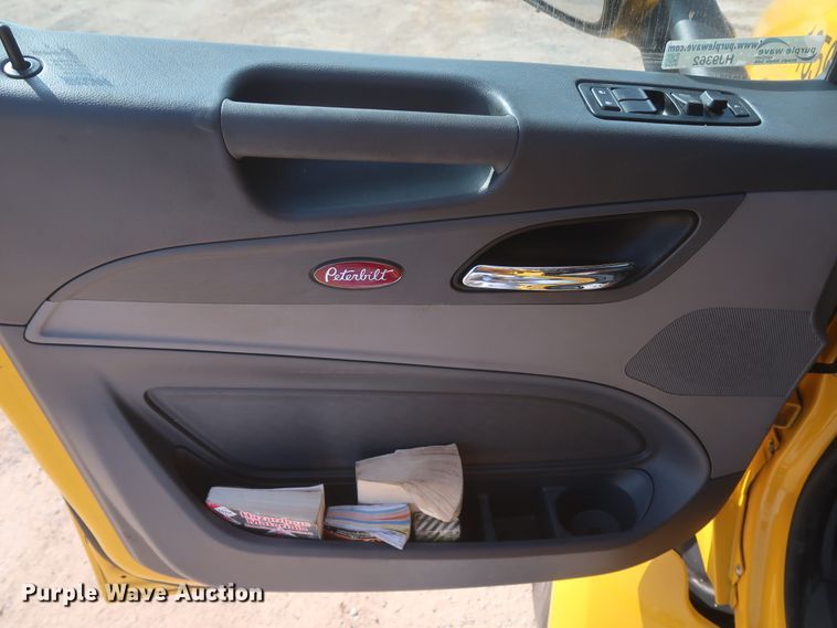 image for item HJ9362 2016 Peterbilt 579  semi truck