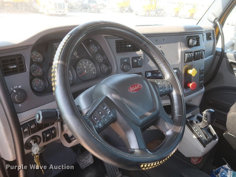 image for item HJ9362 2016 Peterbilt 579  semi truck