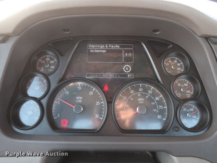 image for item HJ9362 2016 Peterbilt 579  semi truck