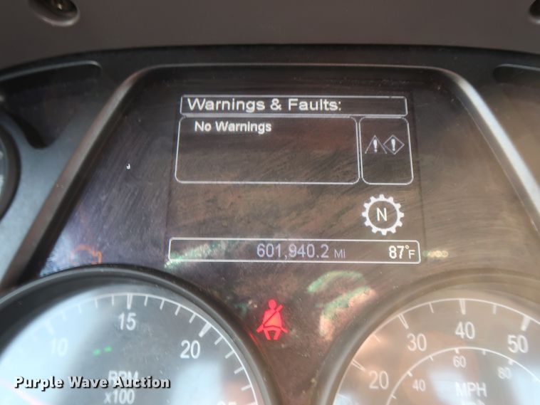 image for item HJ9362 2016 Peterbilt 579  semi truck