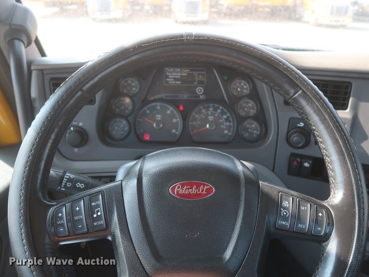image for item HJ9362 2016 Peterbilt 579  semi truck