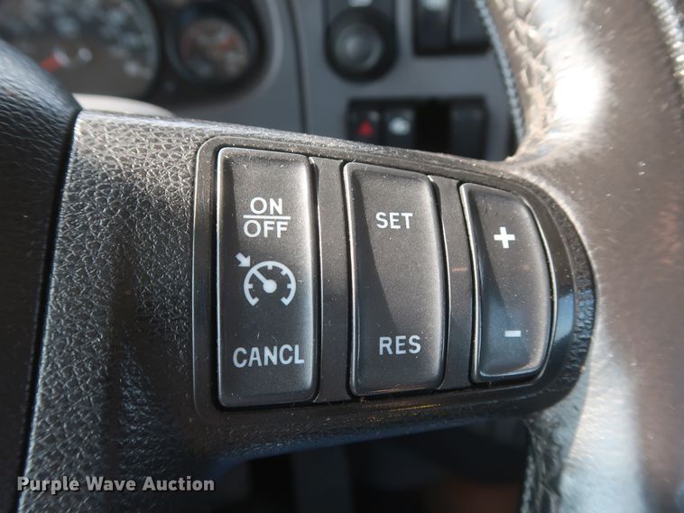 image for item HJ9362 2016 Peterbilt 579  semi truck