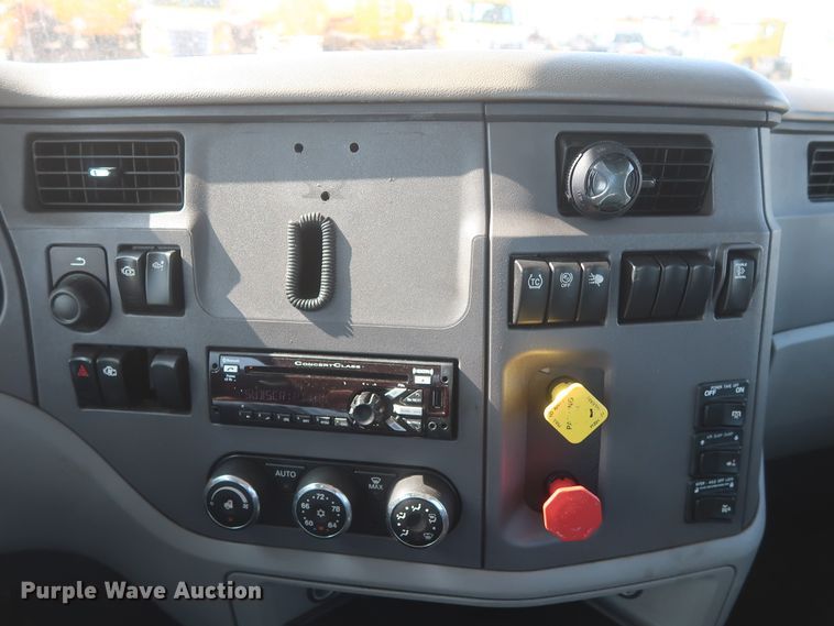 image for item HJ9362 2016 Peterbilt 579  semi truck