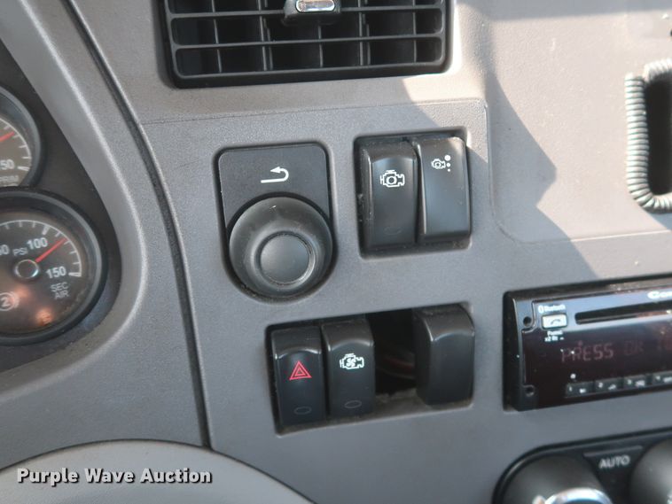 image for item HJ9362 2016 Peterbilt 579  semi truck