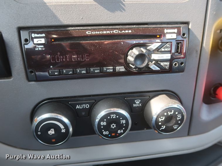 image for item HJ9362 2016 Peterbilt 579  semi truck