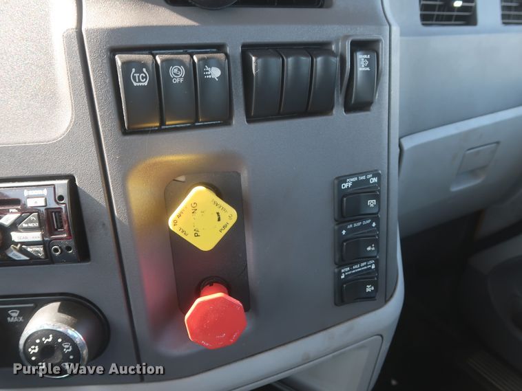 image for item HJ9362 2016 Peterbilt 579  semi truck