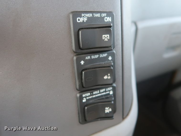 image for item HJ9362 2016 Peterbilt 579  semi truck