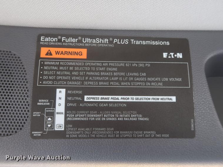 image for item HJ9362 2016 Peterbilt 579  semi truck