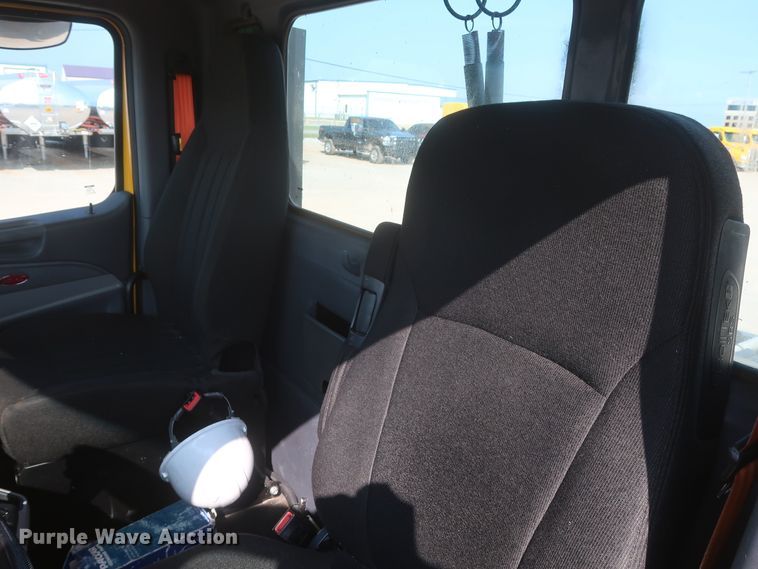 image for item HJ9362 2016 Peterbilt 579  semi truck