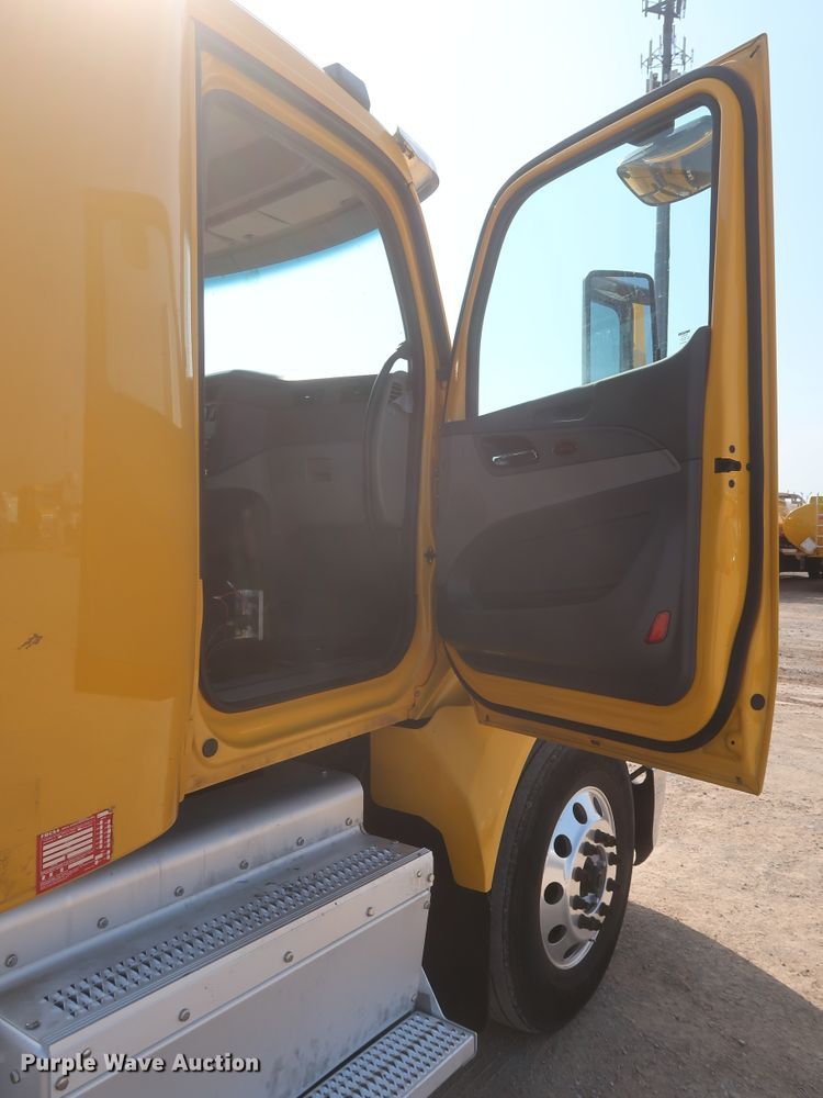 image for item HJ9362 2016 Peterbilt 579  semi truck