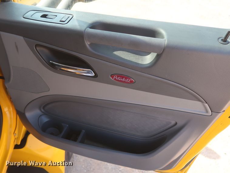 image for item HJ9362 2016 Peterbilt 579  semi truck