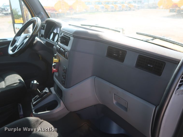 image for item HJ9362 2016 Peterbilt 579  semi truck