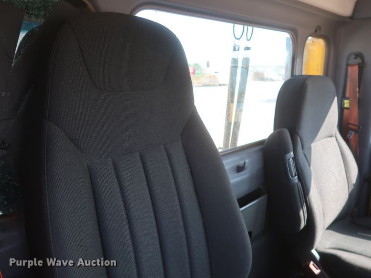 image for item HJ9362 2016 Peterbilt 579  semi truck