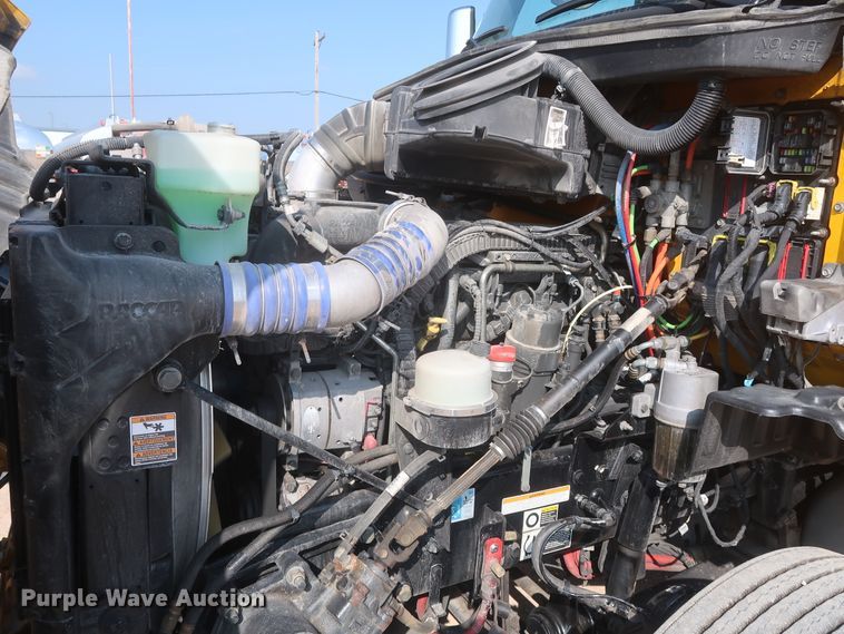 image for item HJ9362 2016 Peterbilt 579  semi truck