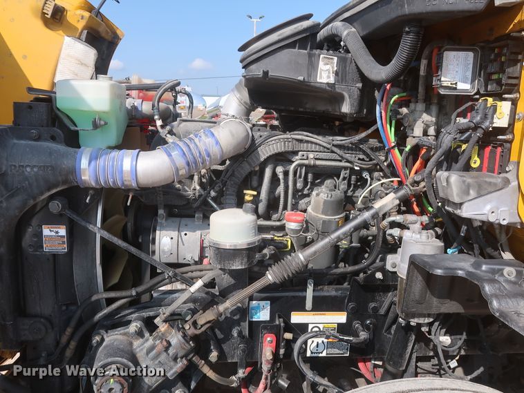 image for item HJ9362 2016 Peterbilt 579  semi truck