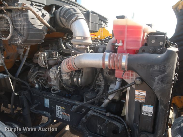 image for item HJ9362 2016 Peterbilt 579  semi truck