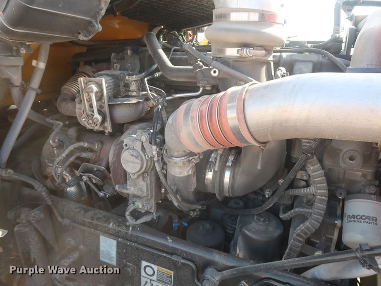 image for item HJ9362 2016 Peterbilt 579  semi truck