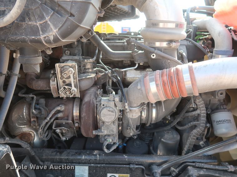 image for item HJ9362 2016 Peterbilt 579  semi truck