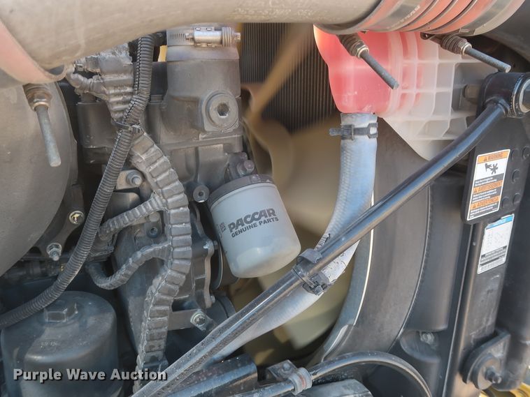 image for item HJ9362 2016 Peterbilt 579  semi truck