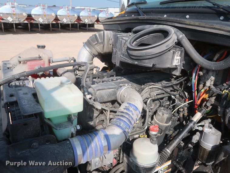 image for item HJ9362 2016 Peterbilt 579  semi truck