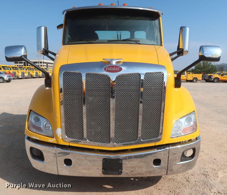 image for item HJ9362 2016 Peterbilt 579  semi truck