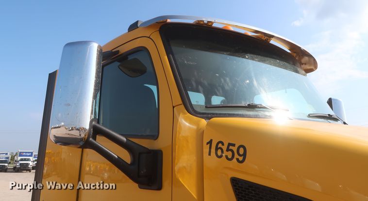 image for item HJ9362 2016 Peterbilt 579  semi truck