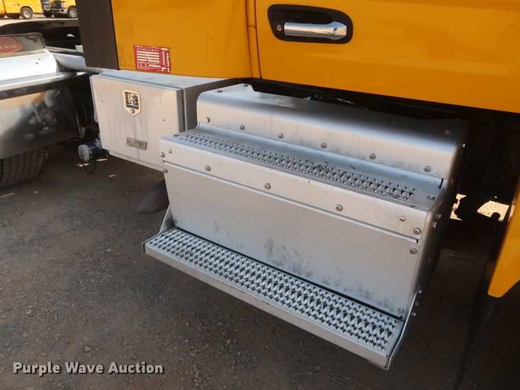 image for item HJ9362 2016 Peterbilt 579  semi truck