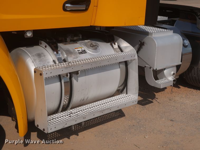 image for item HJ9362 2016 Peterbilt 579  semi truck