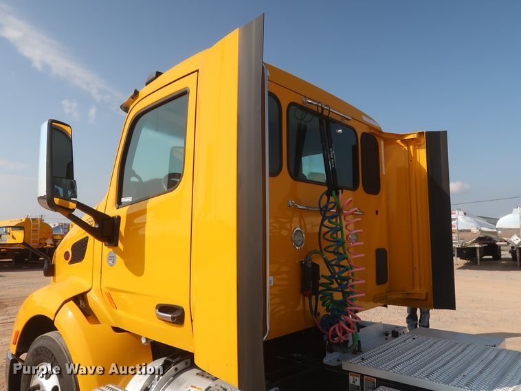 image for item HJ9362 2016 Peterbilt 579  semi truck