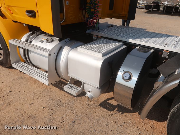 image for item HJ9362 2016 Peterbilt 579  semi truck