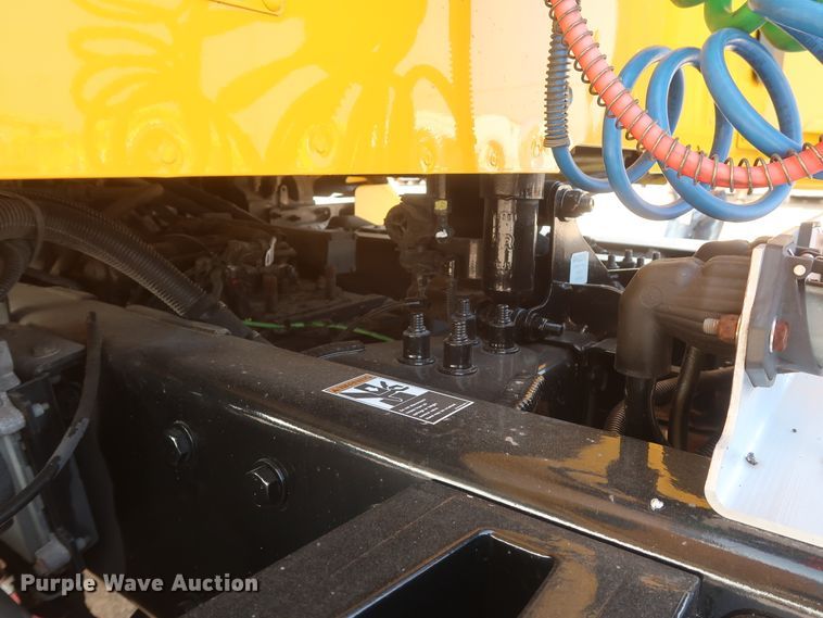 image for item HJ9362 2016 Peterbilt 579  semi truck