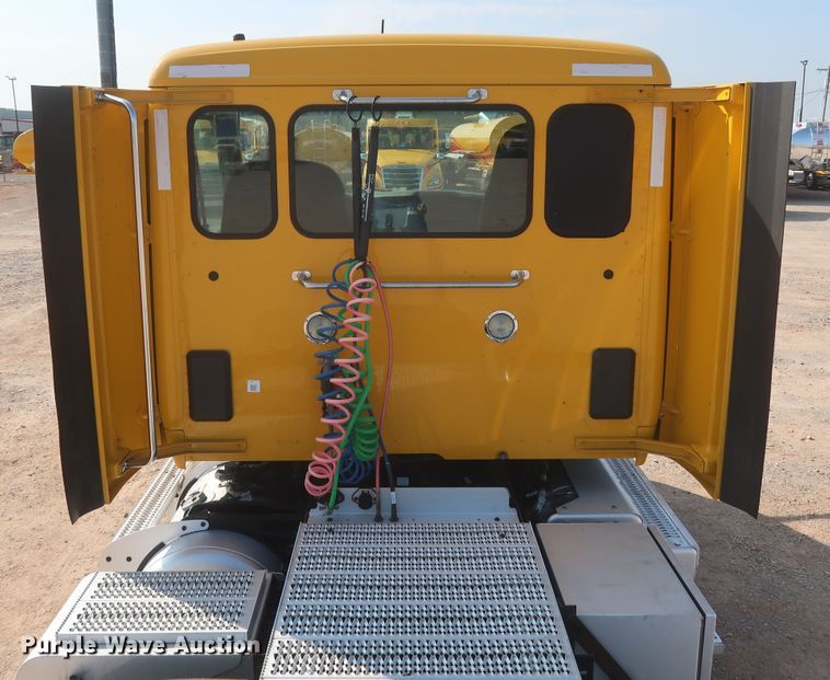 image for item HJ9362 2016 Peterbilt 579  semi truck