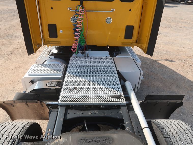 image for item HJ9362 2016 Peterbilt 579  semi truck