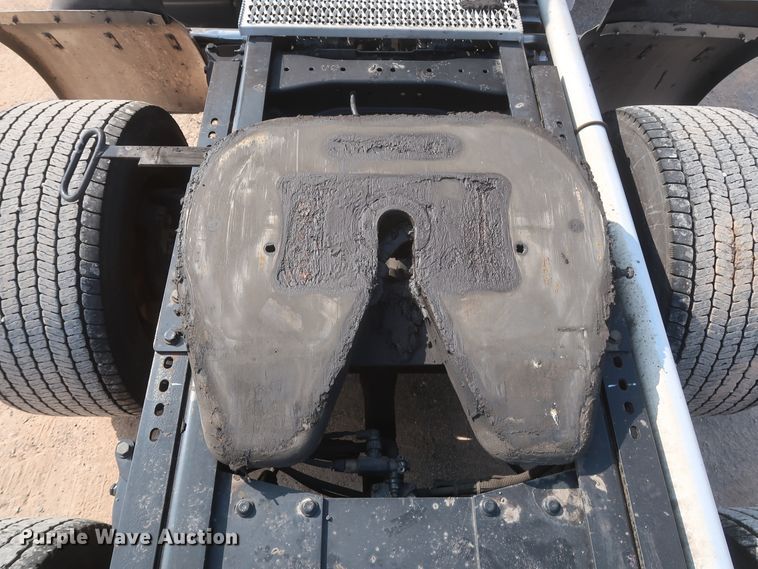 image for item HJ9362 2016 Peterbilt 579  semi truck