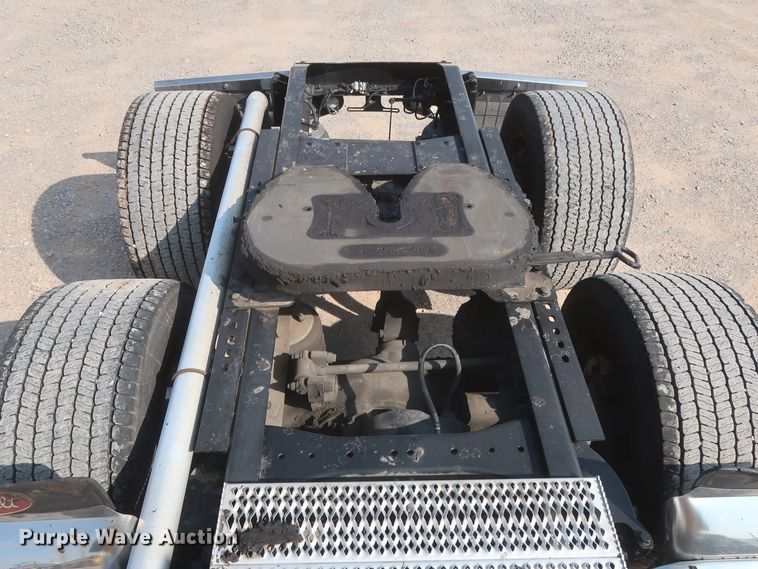 image for item HJ9362 2016 Peterbilt 579  semi truck