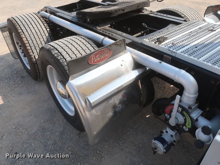 image for item HJ9362 2016 Peterbilt 579  semi truck