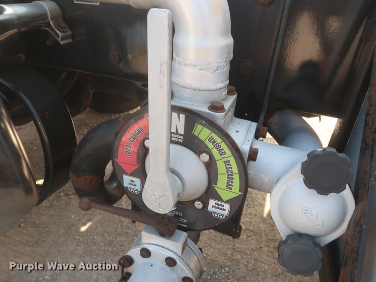 image for item HJ9362 2016 Peterbilt 579  semi truck