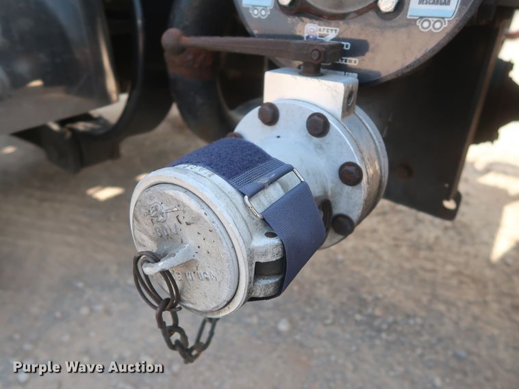 image for item HJ9362 2016 Peterbilt 579  semi truck