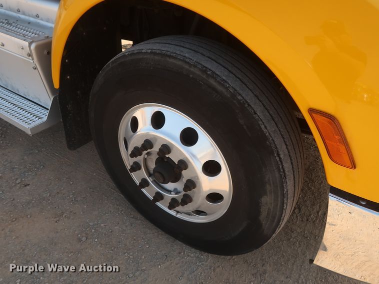 image for item HJ9362 2016 Peterbilt 579  semi truck