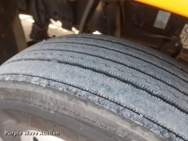 image for item HJ9362 2016 Peterbilt 579  semi truck